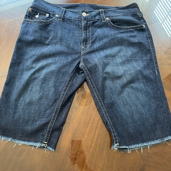 True Religion beautiful men’s shorts back packets with buttons. - Picture 3 of 16